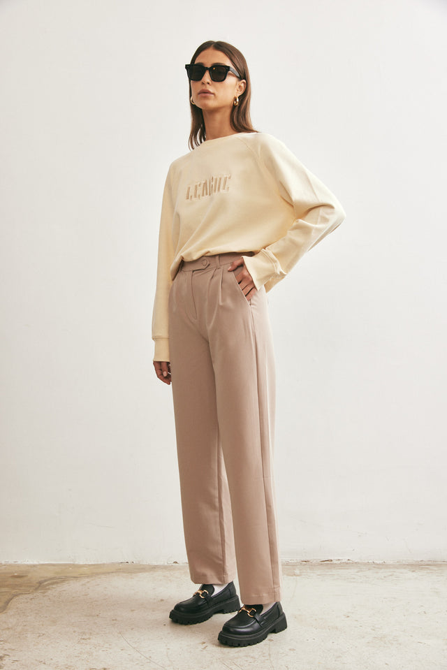 מכנסיים מחויטים בז' סיזאן