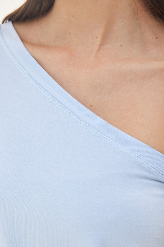 טישרט אוברסייז כתף אחת תכלת