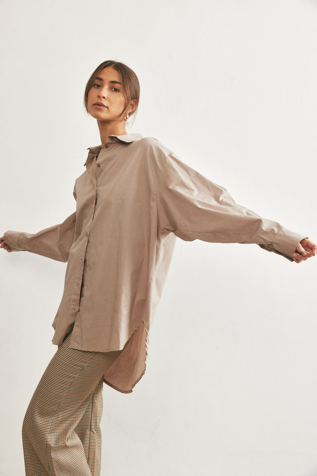 חולצה מכופתרת בויפרנד קאמל