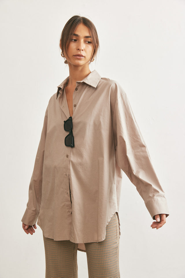 חולצה מכופתרת בויפרנד קאמל