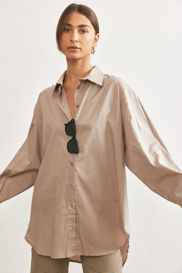 חולצה מכופתרת בויפרנד קאמל