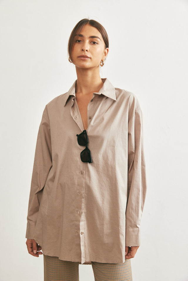 חולצה מכופתרת בויפרנד קאמל