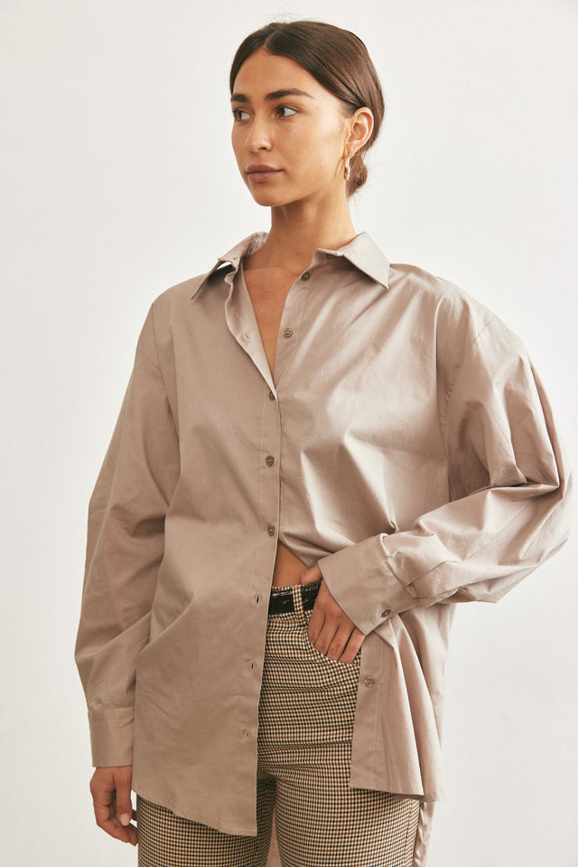 חולצה מכופתרת בויפרנד קאמל