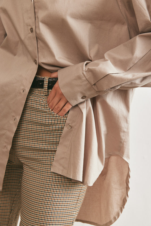 חולצה מכופתרת בויפרנד קאמל