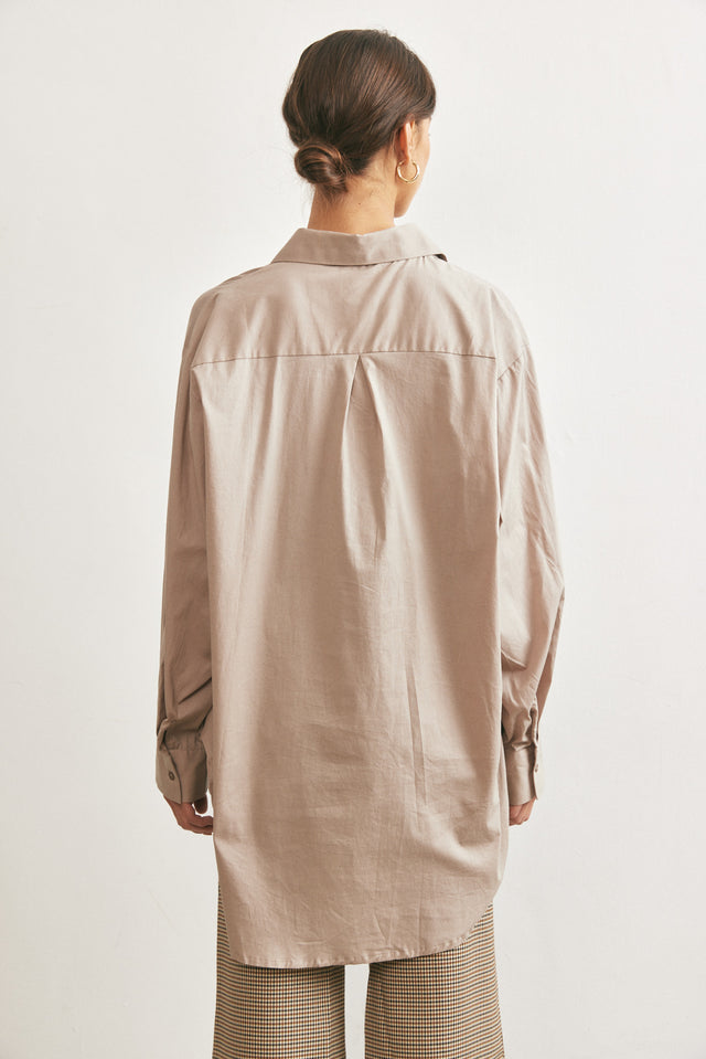 חולצה מכופתרת בויפרנד קאמל