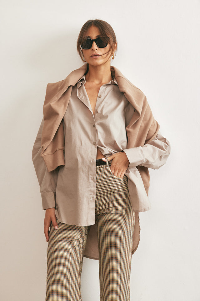 חולצה מכופתרת בויפרנד קאמל