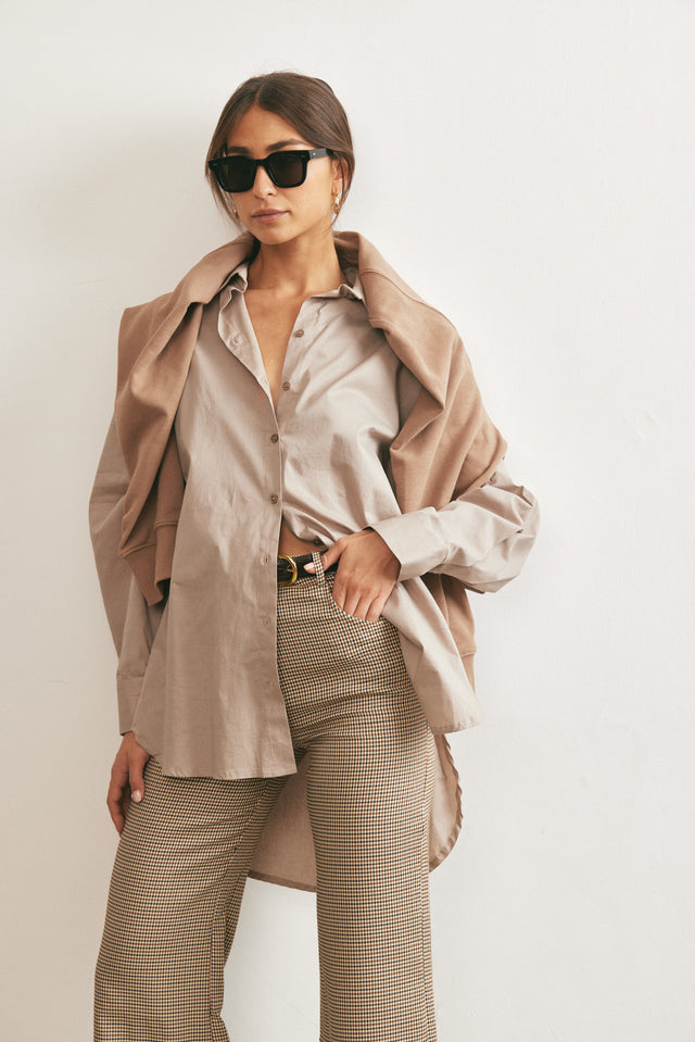 חולצה מכופתרת בויפרנד קאמל