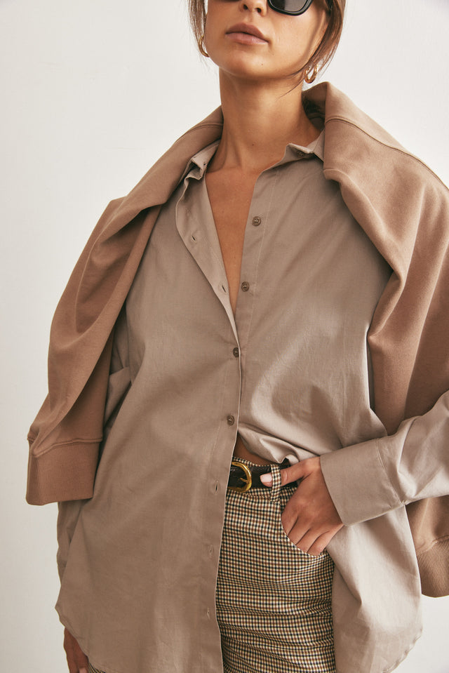 חולצה מכופתרת בויפרנד קאמל