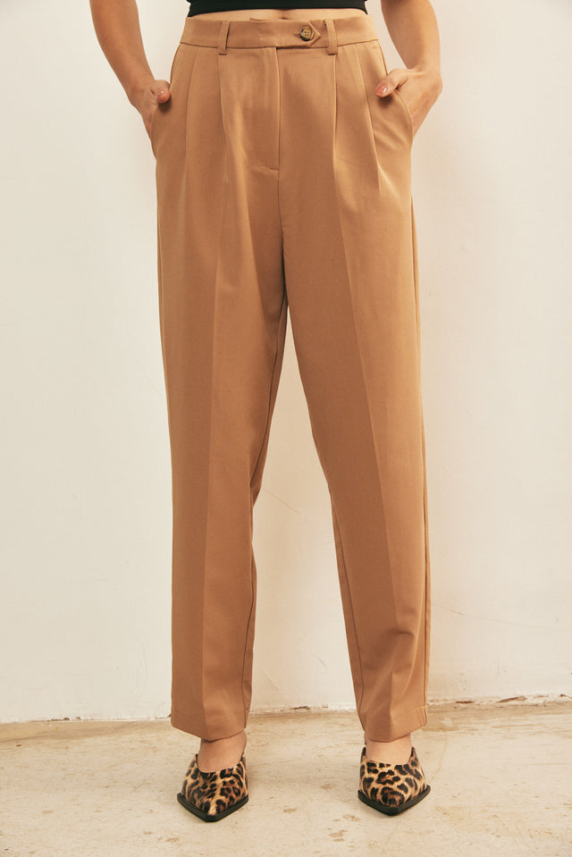 מכנסיים מחוייטים סינמון קאמל