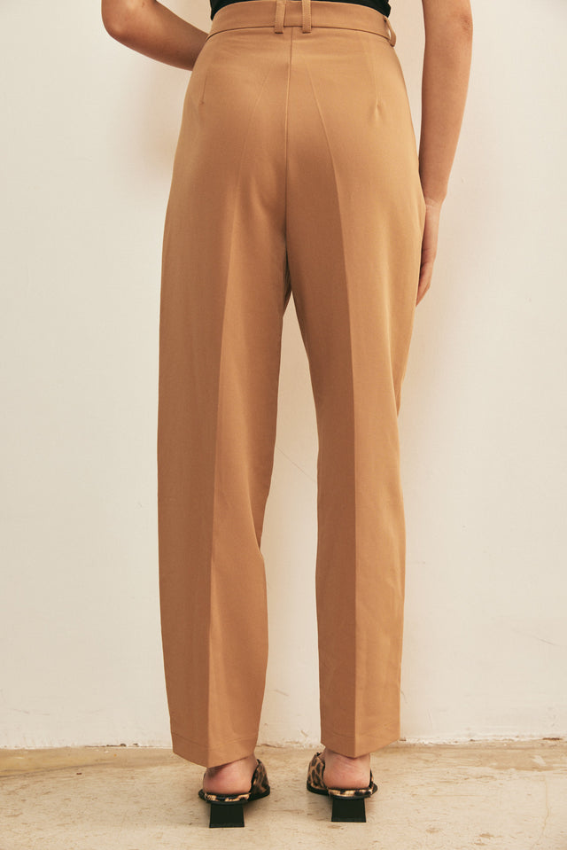 מכנסיים מחוייטים סינמון קאמל