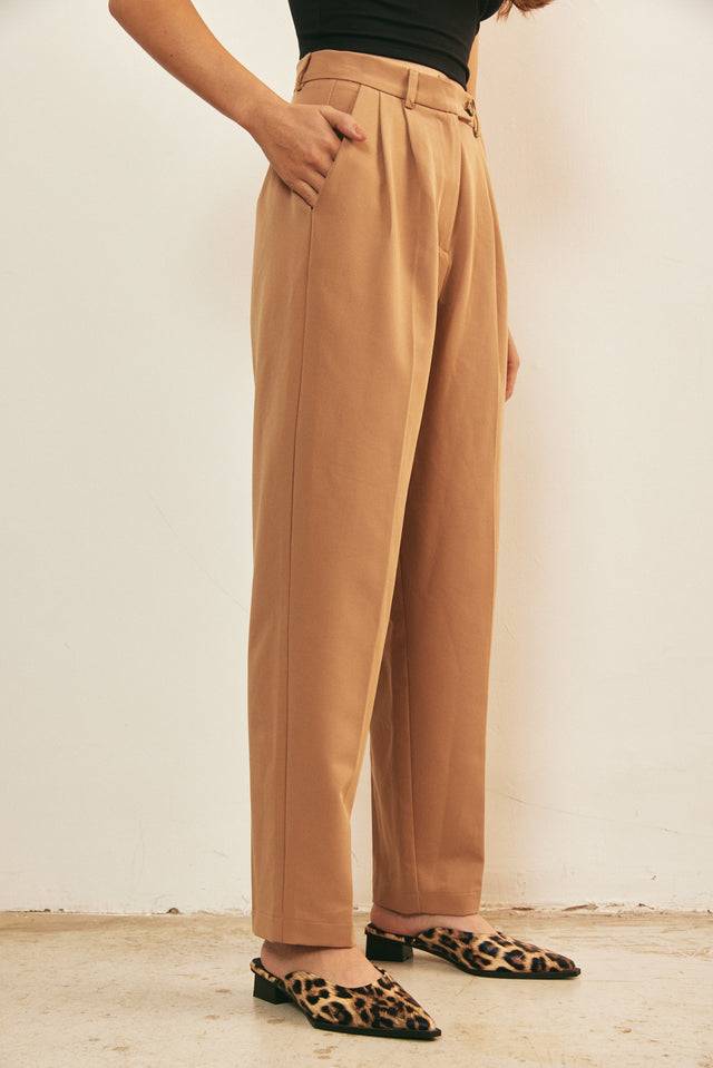 מכנסיים מחוייטים סינמון קאמל