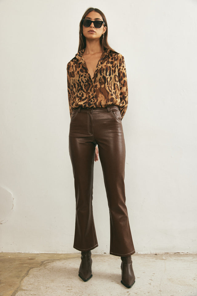 מכנסי דמוי עור מתרחבים חומים