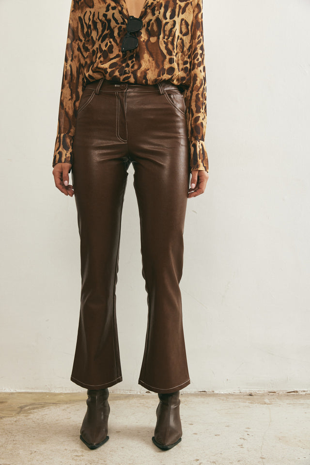 מכנסי דמוי עור מתרחבים חומים