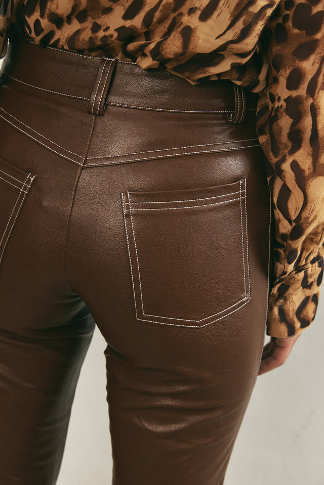 מכנסי דמוי עור מתרחבים חומים