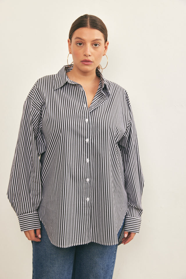 חולצה מכופתרת בויפרנד פסים שחור לבן