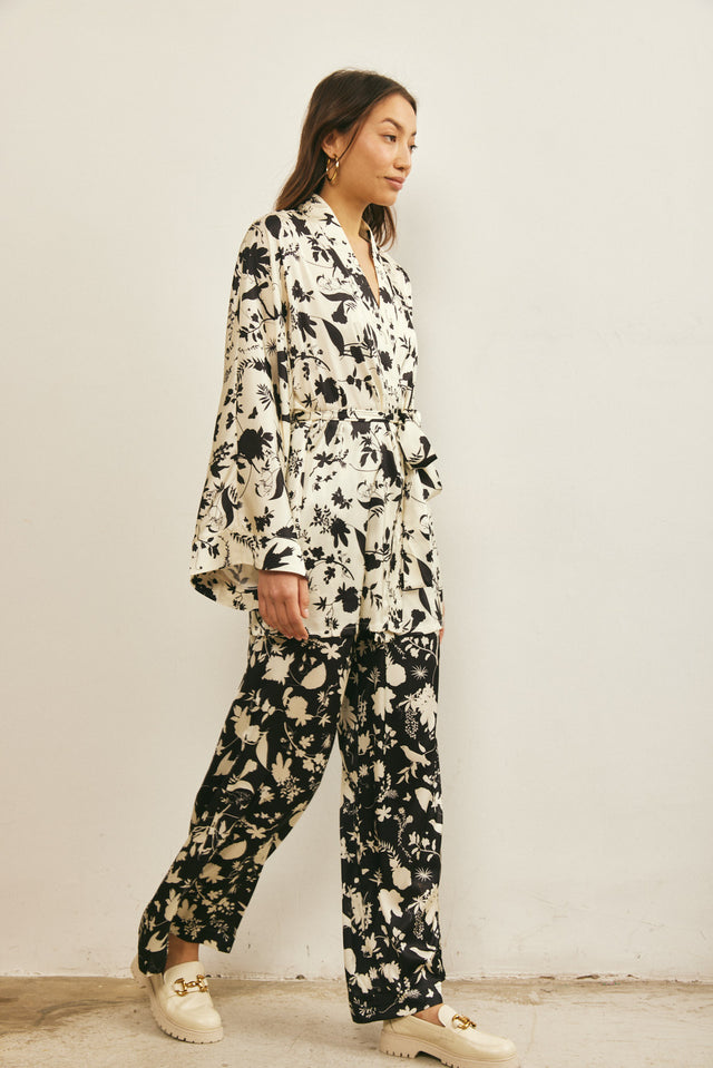 מכנסי סאטן מתרחבים שחור שמנת