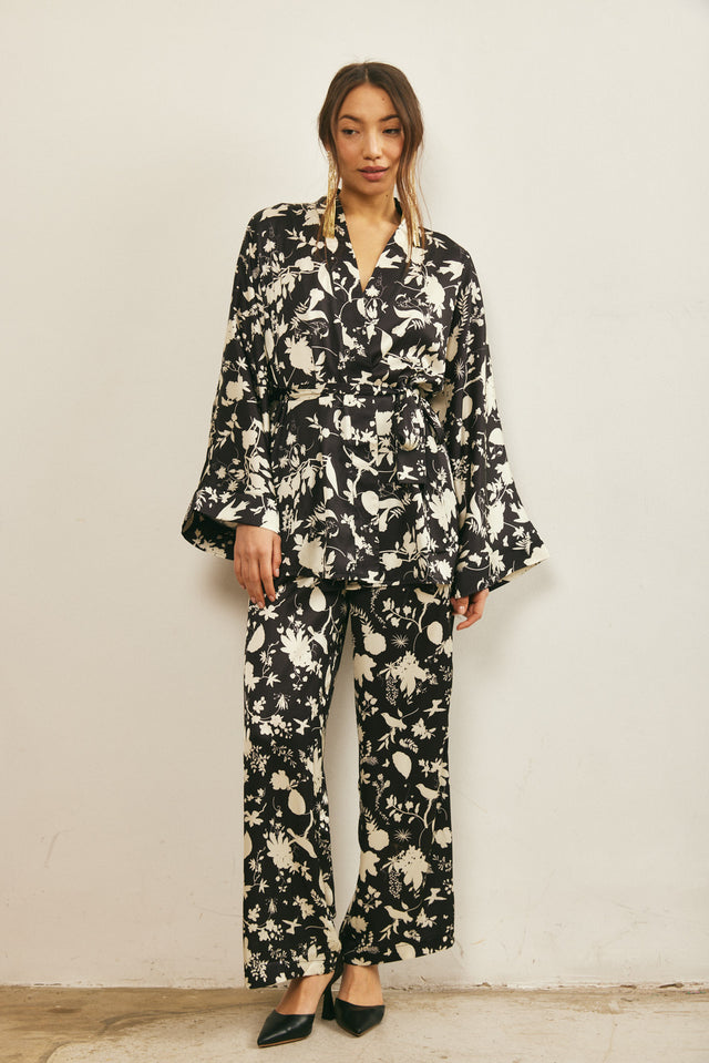 מכנסי סאטן מתרחבים שחור שמנת