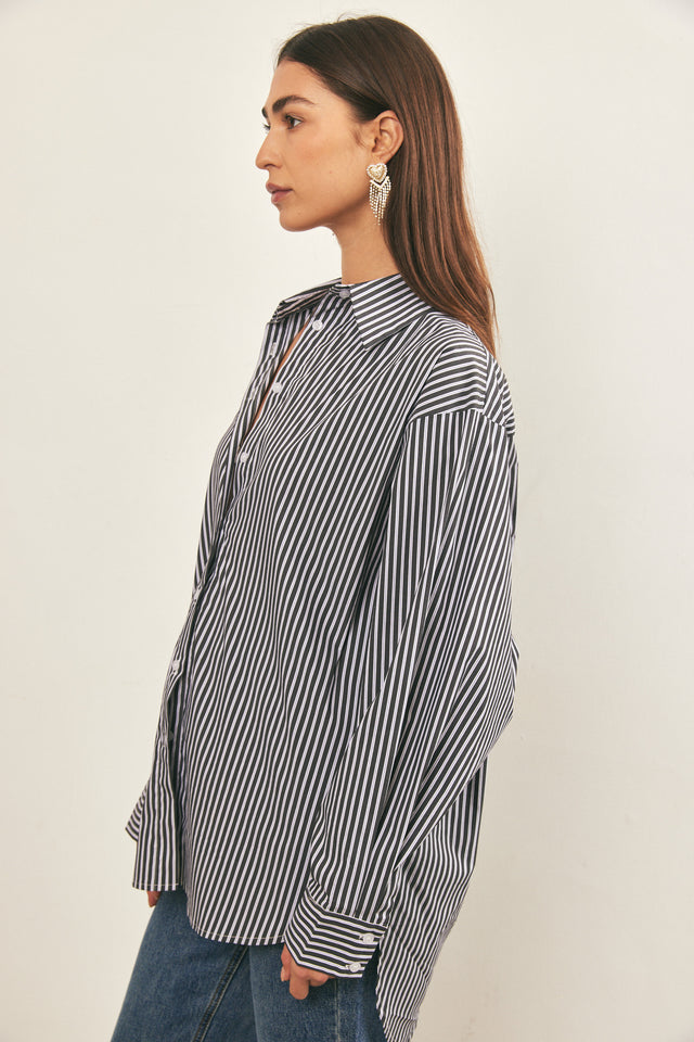 חולצה מכופתרת בויפרנד פסים שחור לבן