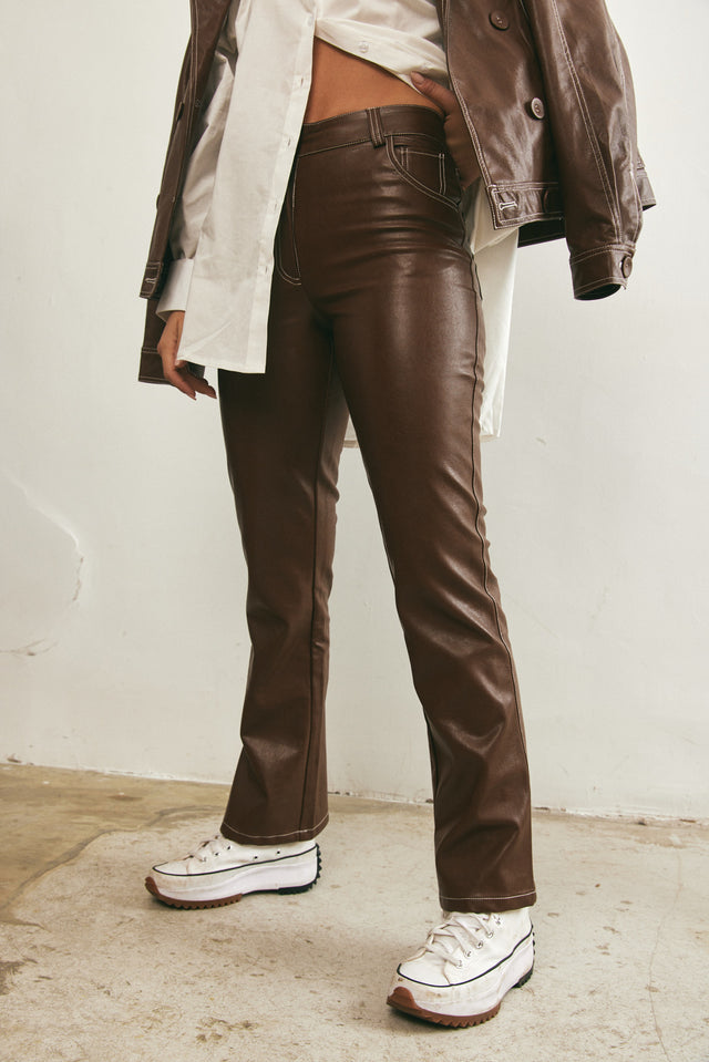 מכנסי דמוי עור מתרחבים חומים