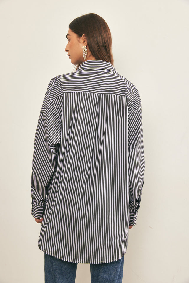 חולצה מכופתרת בויפרנד פסים שחור לבן