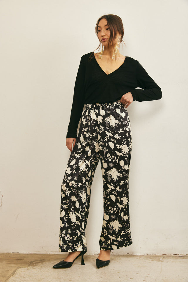 מכנסי סאטן מתרחבים שחור שמנת