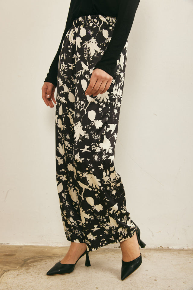 מכנסי סאטן מתרחבים שחור שמנת