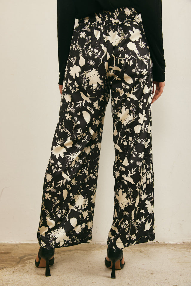 מכנסי סאטן מתרחבים שחור שמנת