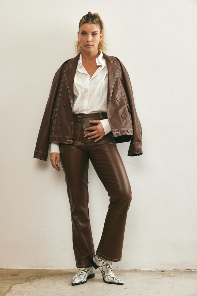 מכנסי דמוי עור מתרחבים חומים