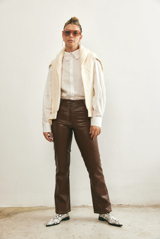 מכנסי דמוי עור מתרחבים חומים