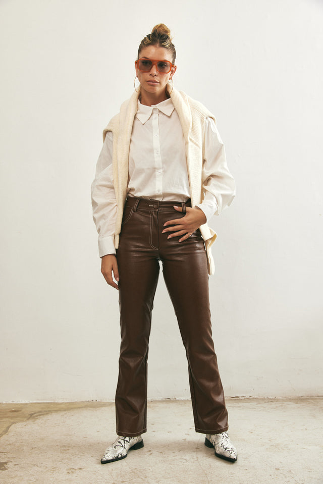 מכנסי דמוי עור מתרחבים חומים