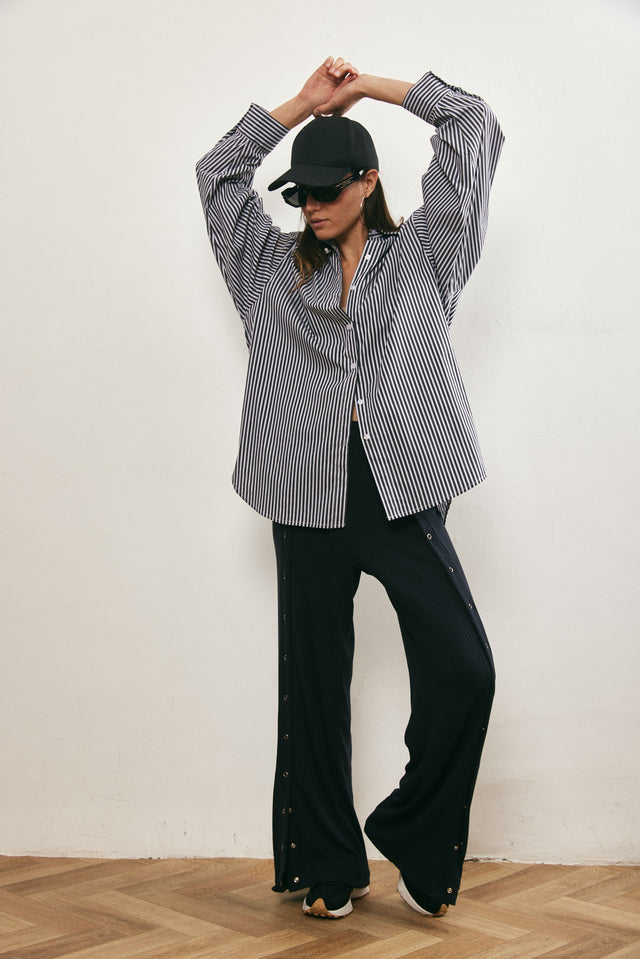 חולצה מכופתרת בויפרנד פסים שחור לבן