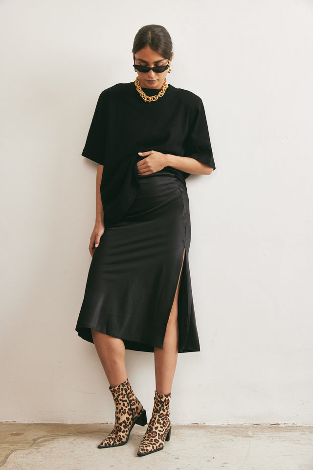 חצאית בוני סאטן שחורה