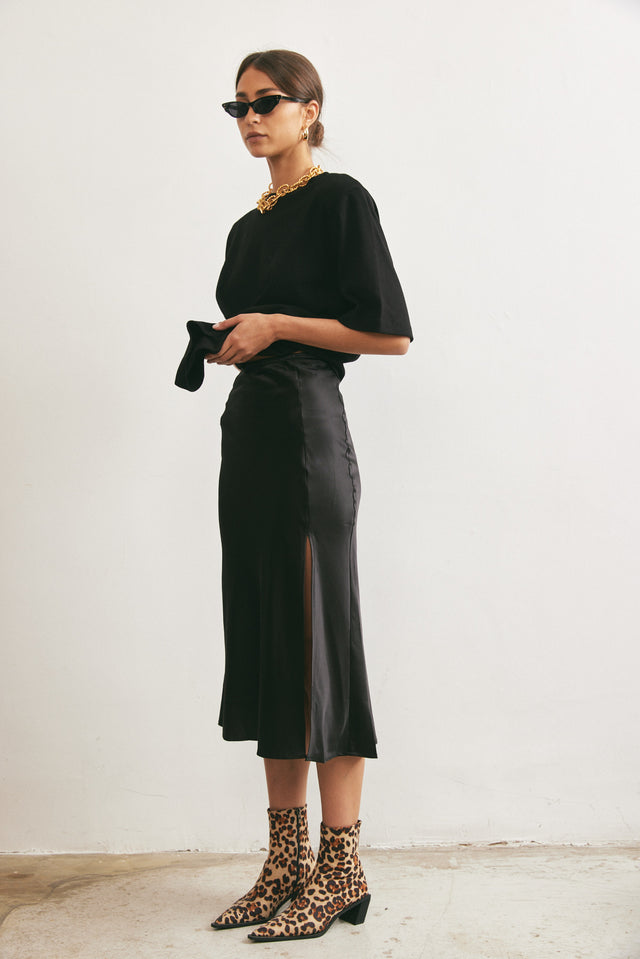 חצאית בוני סאטן שחורה