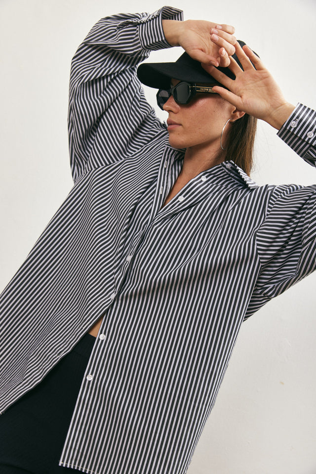 חולצה מכופתרת בויפרנד פסים שחור לבן