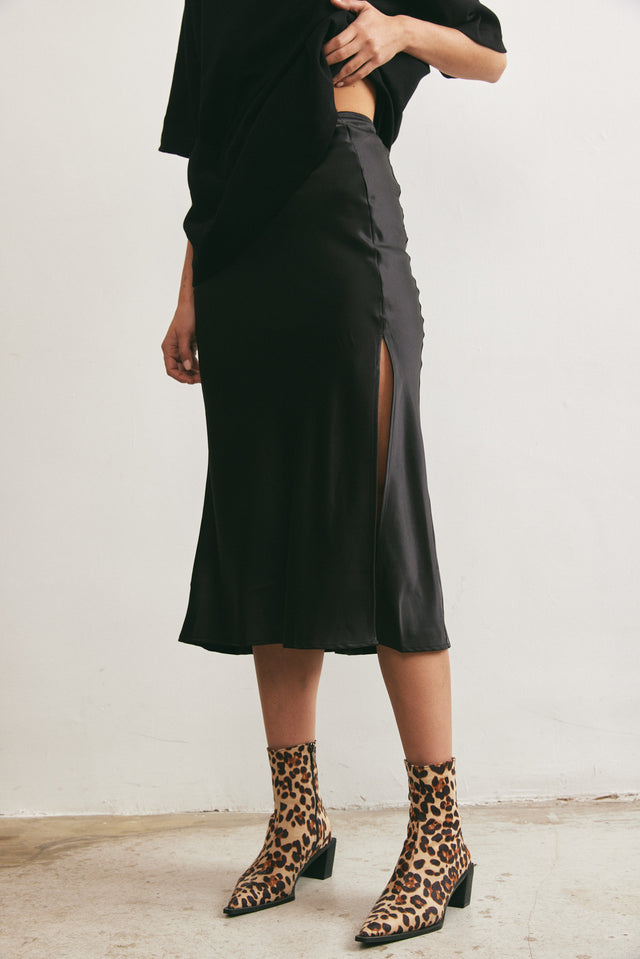 חצאית בוני סאטן שחורה