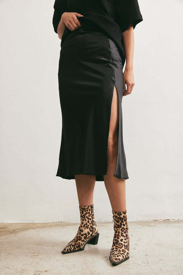 חצאית בוני סאטן שחורה