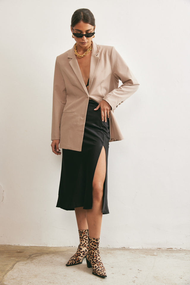 חצאית בוני סאטן שחורה