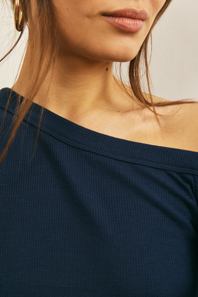 חולצה אוף שולדר אסימטרית שרוולי פעמון נייבי