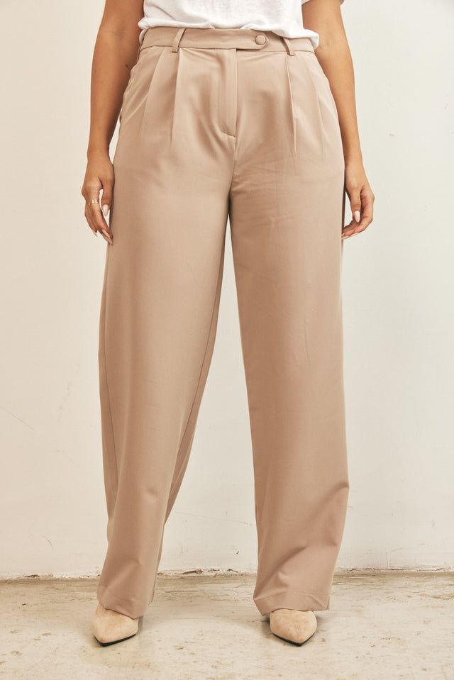 מכנסיים מחויטים בז' סיזאן