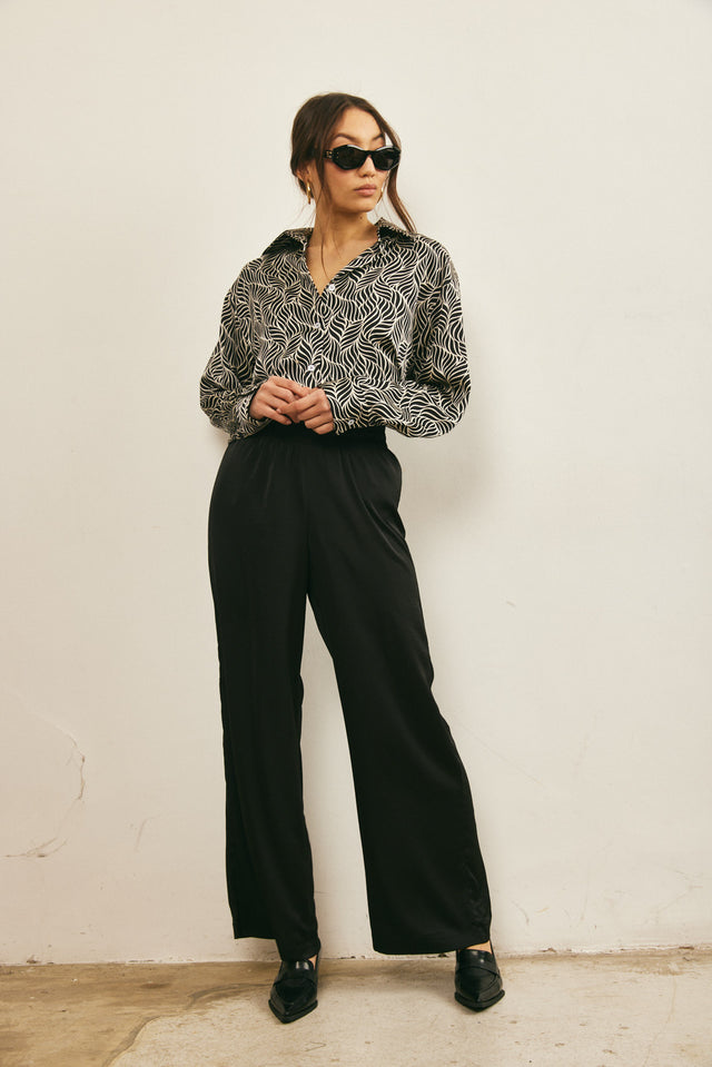 מכנסי סאטן מתרחבים שחורים