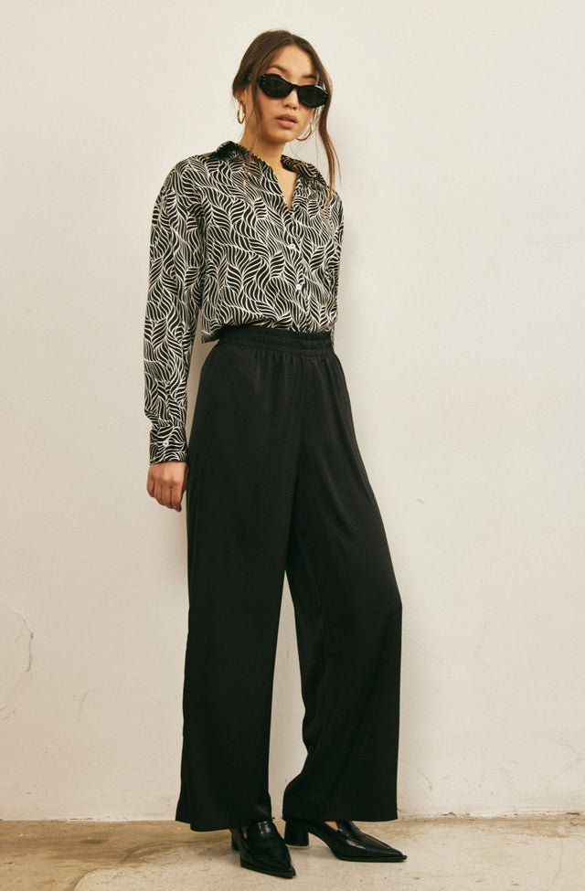 מכנסי סאטן מתרחבים שחורים