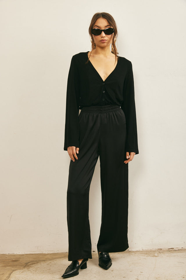 מכנסי סאטן מתרחבים שחורים