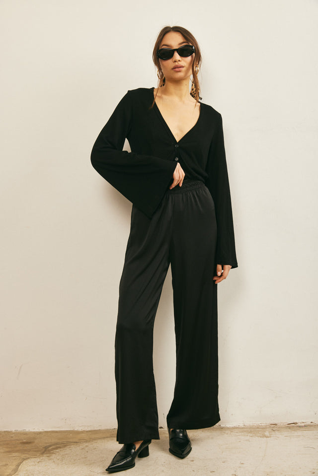 מכנסי סאטן מתרחבים שחורים