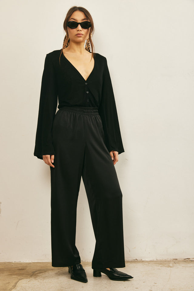 מכנסי סאטן מתרחבים שחורים