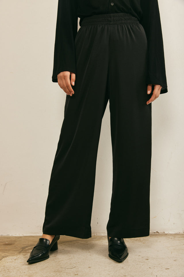 מכנסי סאטן מתרחבים שחורים