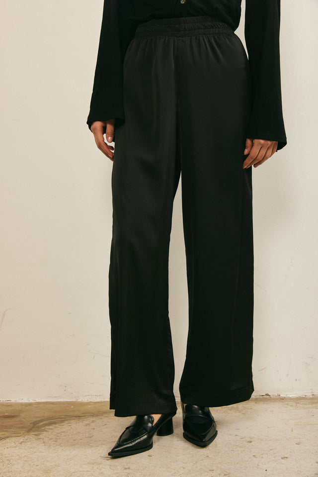 מכנסי סאטן מתרחבים שחורים