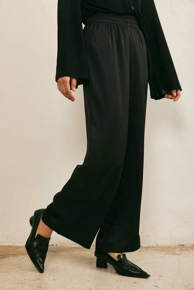 מכנסי סאטן מתרחבים שחורים