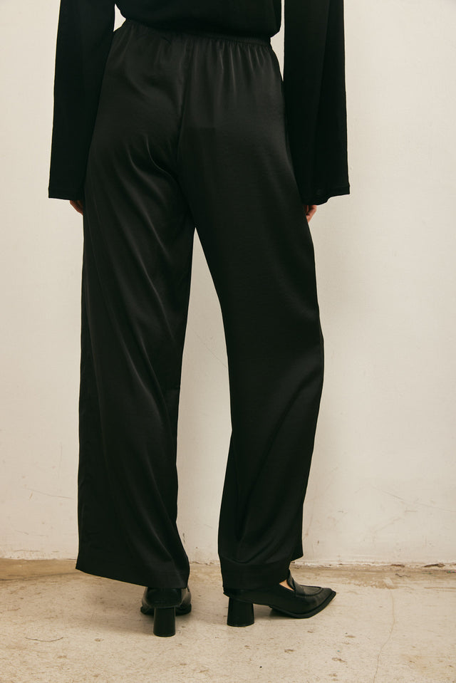 מכנסי סאטן מתרחבים שחורים