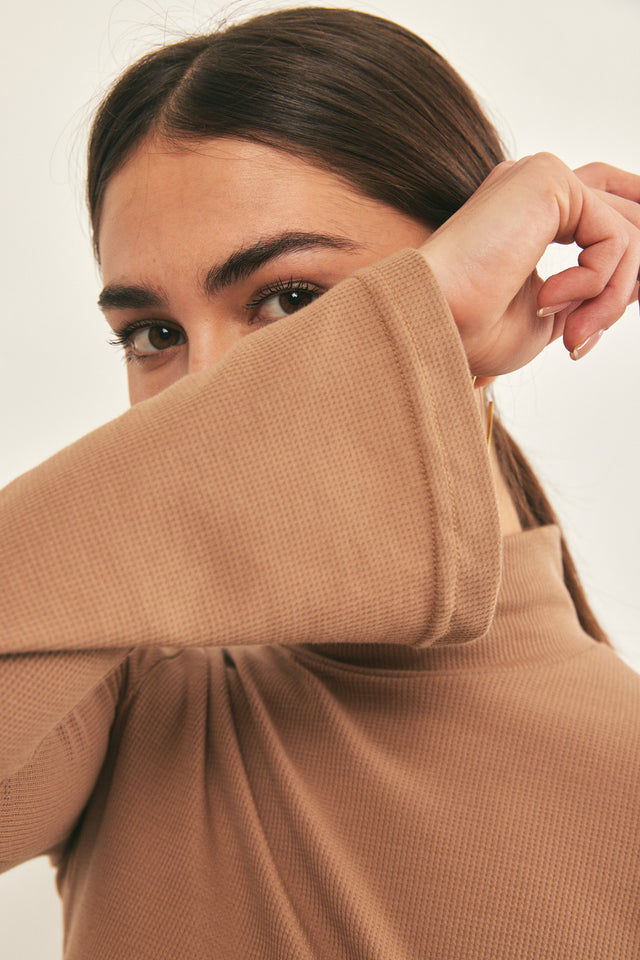 חולצת בייסיק שרוולי פעמון ארוכה ASPEN קאמל