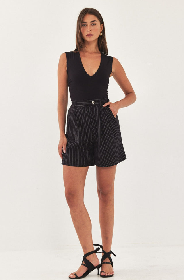 מכנסי ברמודה מחויטים פשתן פסים שחור